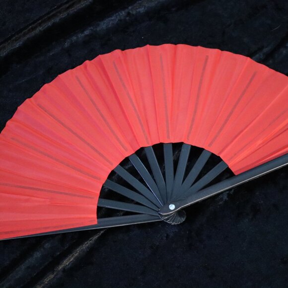 ๐ฅ Fiery Red Pocket Fan โ Bold & Breezy Statement Piece ๐ฅ - Picture 2 of 2